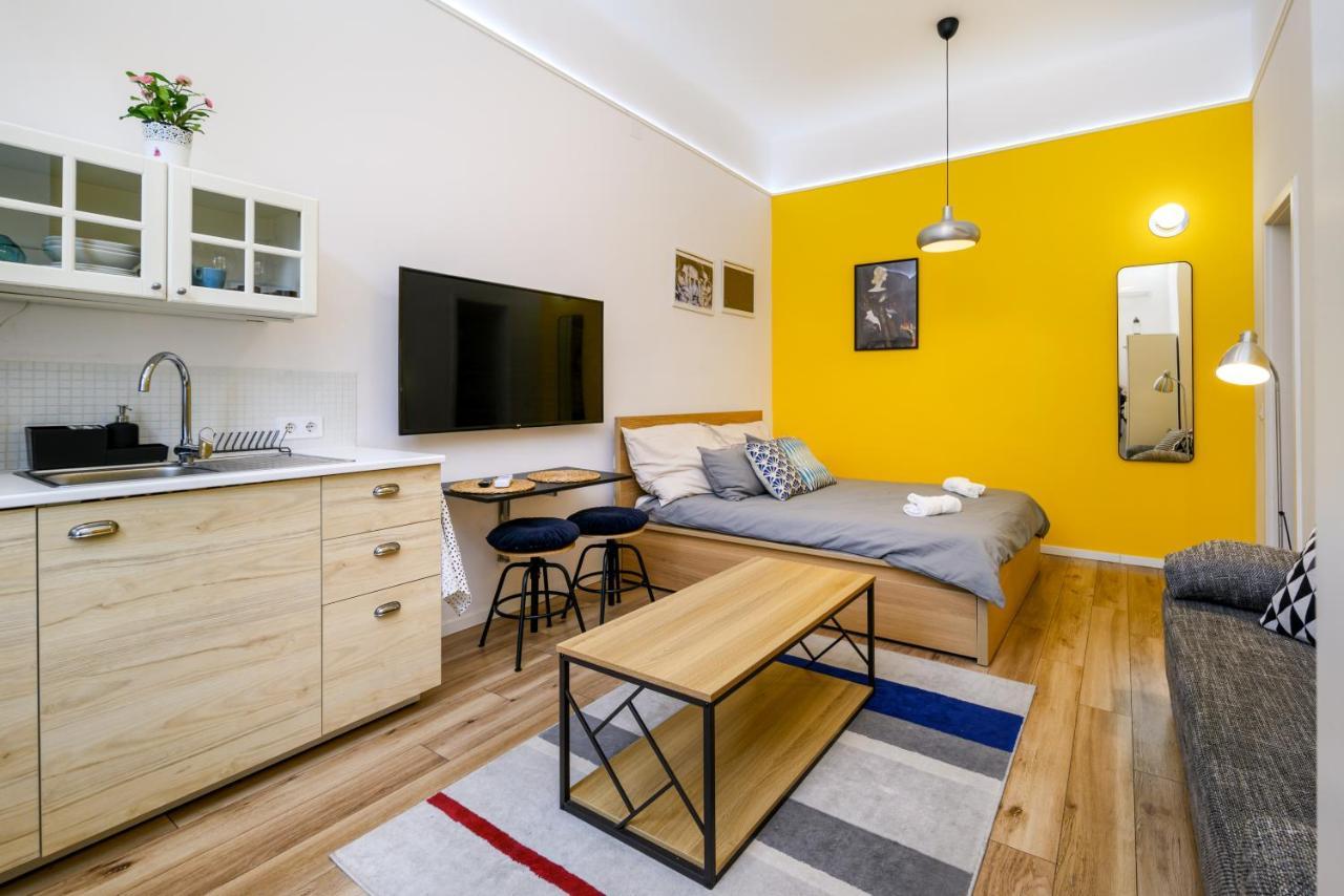 Stylish Yellow Suite In The Heart Of בודפשט מראה חיצוני תמונה