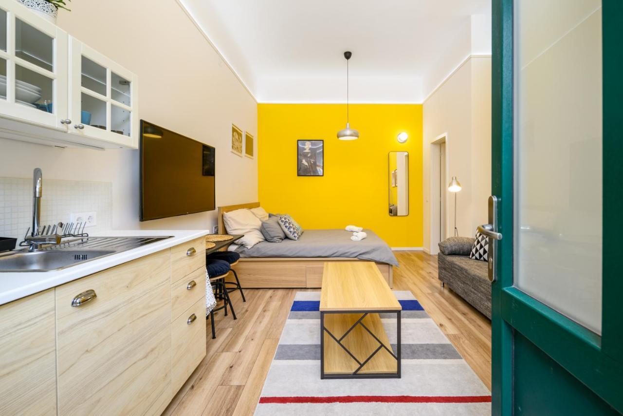 Stylish Yellow Suite In The Heart Of בודפשט מראה חיצוני תמונה
